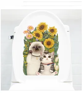 Dettaglio dell'adesivo con gatto e girasole applicato su un copriwater bianco pulito