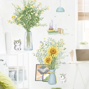 Wandtattoos mit Cartoon-Katze und Sonnenblumenvase im gemütlichen Wohnzimmer-Ambiente