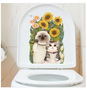 Dettaglio di adesivi con gatti e girasoli applicati su un copriwater bianco moderno