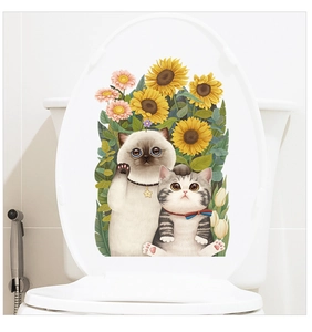 Dettaglio di adesivi con gatti e girasoli applicati su un copriwater bianco moderno
