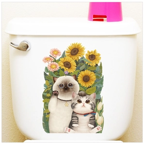 Dettaglio dell'adesivo con gatti e girasoli applicato sulla cassetta del WC in ceramica