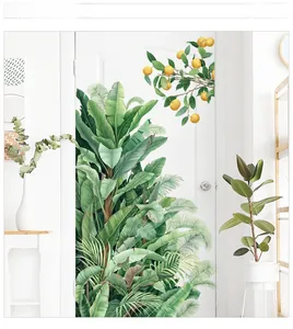 Détail de stickers muraux feuilles de bananier et citron sur une porte blanche