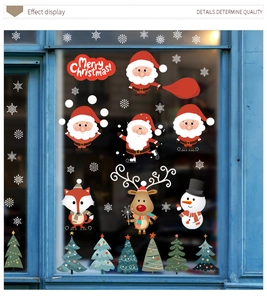 Detail von Weihnachtsmann- und Rentieraufklebern an einem blauen Holzfenster zur Deko