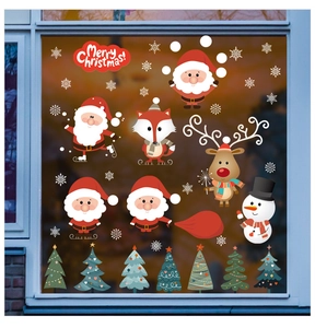 Schaufenster mit Aufklebern von Weihnachtsmann, Rentier und Schneemann für Weihnachten