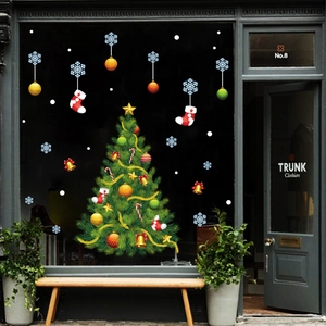 Stickers de Noël avec sapin, flocons et chaussettes sur vitrine de magasin en verre