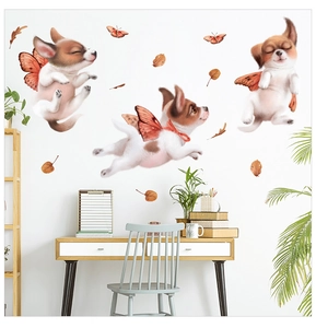 Détail de stickers muraux chiots avec ailes de papillon dans un bureau à domicile douillet