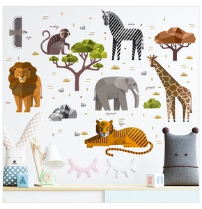 Detail von geometrischen Afrika-Tierwandstickern in einem gemütlichen Kinderzimmer