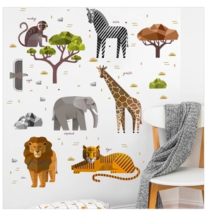 Detail der Low-Poly-Wandaufkleber mit afrikanischen Tieren wie Löwen im Kinderzimmer
