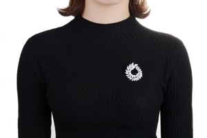 Broche couronne en argent ornée de zircons marquise sur un pull en maille noir élégant