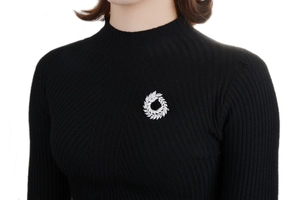 Détail d'une luxueuse broche en zircon feuille de laurier sur un col roulé noir