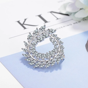 Vue détaillée de la broche feuille circulaire en argent avec oxydes de zirconium