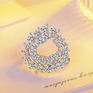 Détail de la broche couronne fleurie de luxe avec zircons marquise sur métal argenté