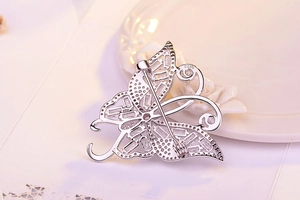 Vue macro du poinçon en argent S925 au dos d'une broche papillon en zircone cubique