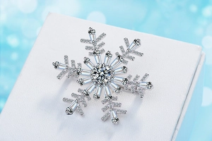 Détail macro d'une broche flocon de neige de luxe avec zircons sur une surface en cuir blanc