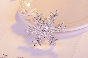 Détails de la luxueuse broche flocon de neige en argent avec des zircons étincelants