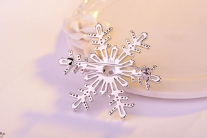 Détail du poinçon S925 à l'arrière de la luxueuse broche en forme de flocon de neige