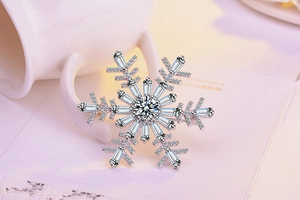 Détail d'une luxueuse broche flocon de neige ornée de zircons cubiques et plaqué argent