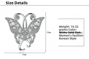 Détail de la broche papillon en zircon de 43mm avec finition argentée et pierres claires