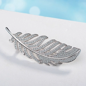 Elegant Feather Brooch Copper White Gold Plated Zirconia Inlaid Luxury Pin Accessory For Women Sweater Coat Fashion Jewelry