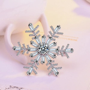 Luxueuse Broche Flocon de Neige en Cuivre pour Femmes Avec Incrustation de Zirconia Étincelante Corsage Argent Élégante