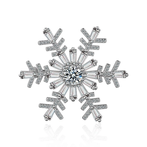 Broche flocon de neige de luxe avec zircons scintillants et cristaux sur fond blanc