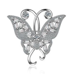 Broche papillon argentée élégante sertie de zircons avec détails en métal raffinés