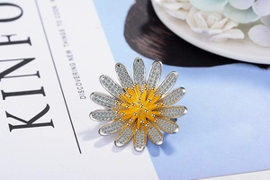 Detailsicht der silbernen Sonnenblumen-Brosche mit gelbem Kern und Zirkonia-Steinen