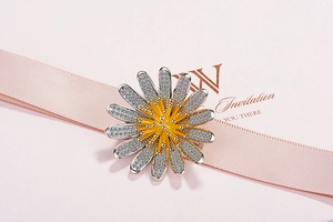Detailansicht einer Gänseblümchen-Brosche mit weißen Zirkonia und gelbem Emaille-Finish