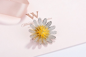 Detailaufnahme der Gänseblümchen-Brosche mit glänzenden Zirkonia und gelber Mitte