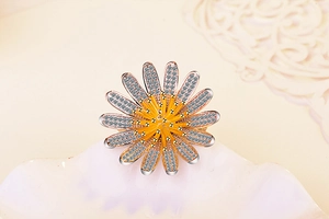 Detailaufnahme der goldenen Gänseblümchen-Ring mit silbernen Zirkonia-Blütenblättern
