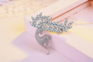 Dettaglio macro della spilla renna con zirconi lavanda e pietre marquise in oro rosa