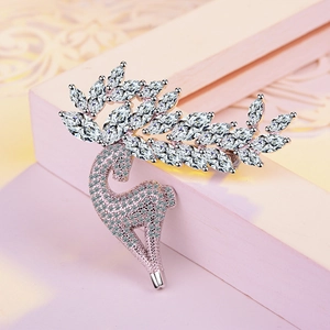 Elegante Spilla a Forma di Renna in Zirconia per Donna in Rame a Forma di Alce Con Zirconi Trasparenti Intarsiati Gioielli di Moda