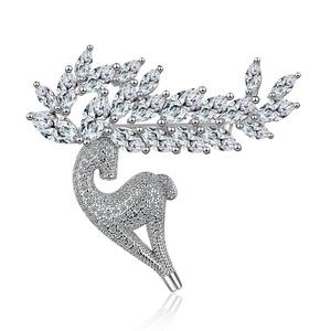 Spilla elegante a forma di renna in argento con cristalli di zirconia cubica scintillanti