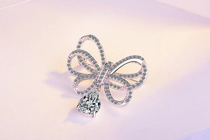 Vue détaillée de la broche papillon argentée avec zircons micro-paves et gemme poire