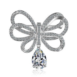 Broche papillon élégante avec pavé de zircons étincelants et grand pendentif en poire