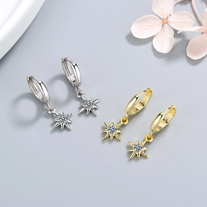 Eleganti orecchini a cerchio con stella in oro e argento e pendenti in zircone