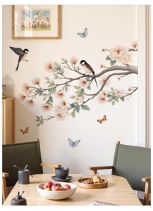 Detailansicht von Blumenwandaufklebern mit rosa Kirschblüten und Vögeln an einer Zimmerwand