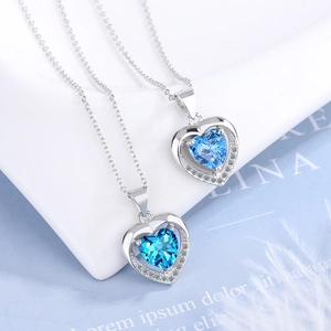 Collier pendentif cœur en zircon bleu avec chaîne en argent et halo de diamants