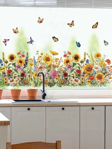 Détail de stickers muraux floraux avec tournesols et papillons colorés sur une fenêtre de cuisine