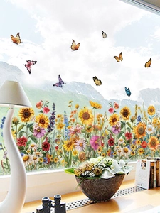 Détail de stickers pour fenêtres avec tournesols et papillons colorés sur verre