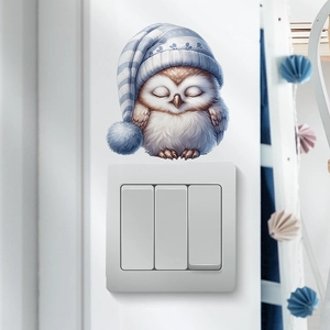 Sticker mural hibou mignon avec bonnet de nuit placé au-dessus d'un interrupteur triple