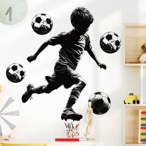 Dynamisches Fußballjunge-Wandtattoo-Set mit vier Fußbällen für Kinderzimmer Dekoration