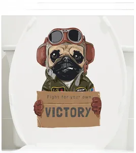 Détail d'un sticker carlin pilote avec signe de victoire sur abattant de WC blanc