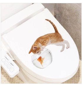Détail d'un autocollant 3D chat et bocal à poisson sur un abattant de WC blanc