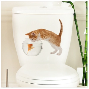 Détail d'un autocollant 3D chat et poisson rouge sur un réservoir de WC blanc