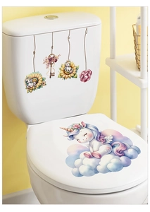Détails d'autocollants licorne rose avec nuages et clés florales sur toilettes blanches