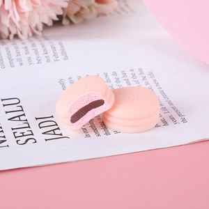 Modelos de macaron de resina rosa con detalles de mordida para accesorios de bricolaje