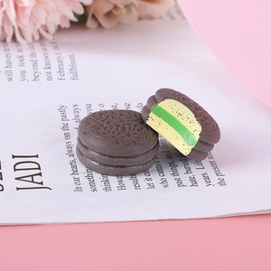 Primer plano de macaron de resina marrón con relleno en capas para manualidades DIY