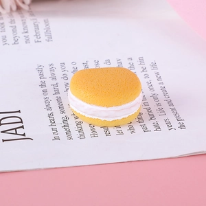 Vista macro detallada del macaron de resina amarilla con textura realista y capa de crema