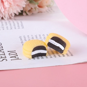 Detalle macro de dijes de macaron de resina amarilla con crema para manualidades DIY